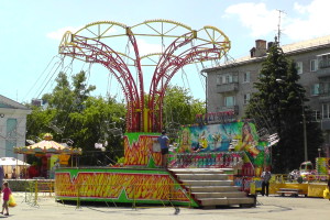 Большая карусель, Автодром, Парк аттракционов на площади ДК АВЗ в Новоалтайске