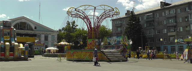 Парк аттракционов на площади ДК АВЗ в Новоалтайске