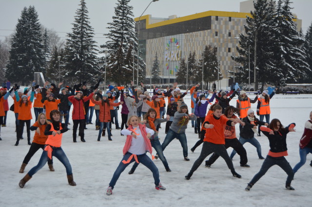 Флеш-моб в Новоалтайсе в поддержку хора Алтайского края