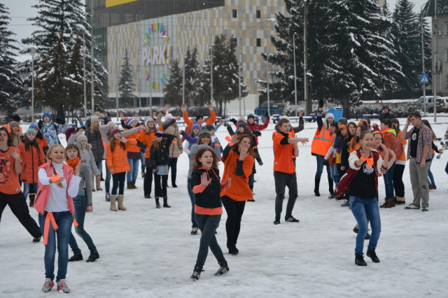 Флеш-моб в Новоалтайсе в поддержку хора Алтайского края