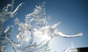 Для создания ледовой скульптуры девушки-лебедя в Алтайский край пригласили лучшего мастера России
